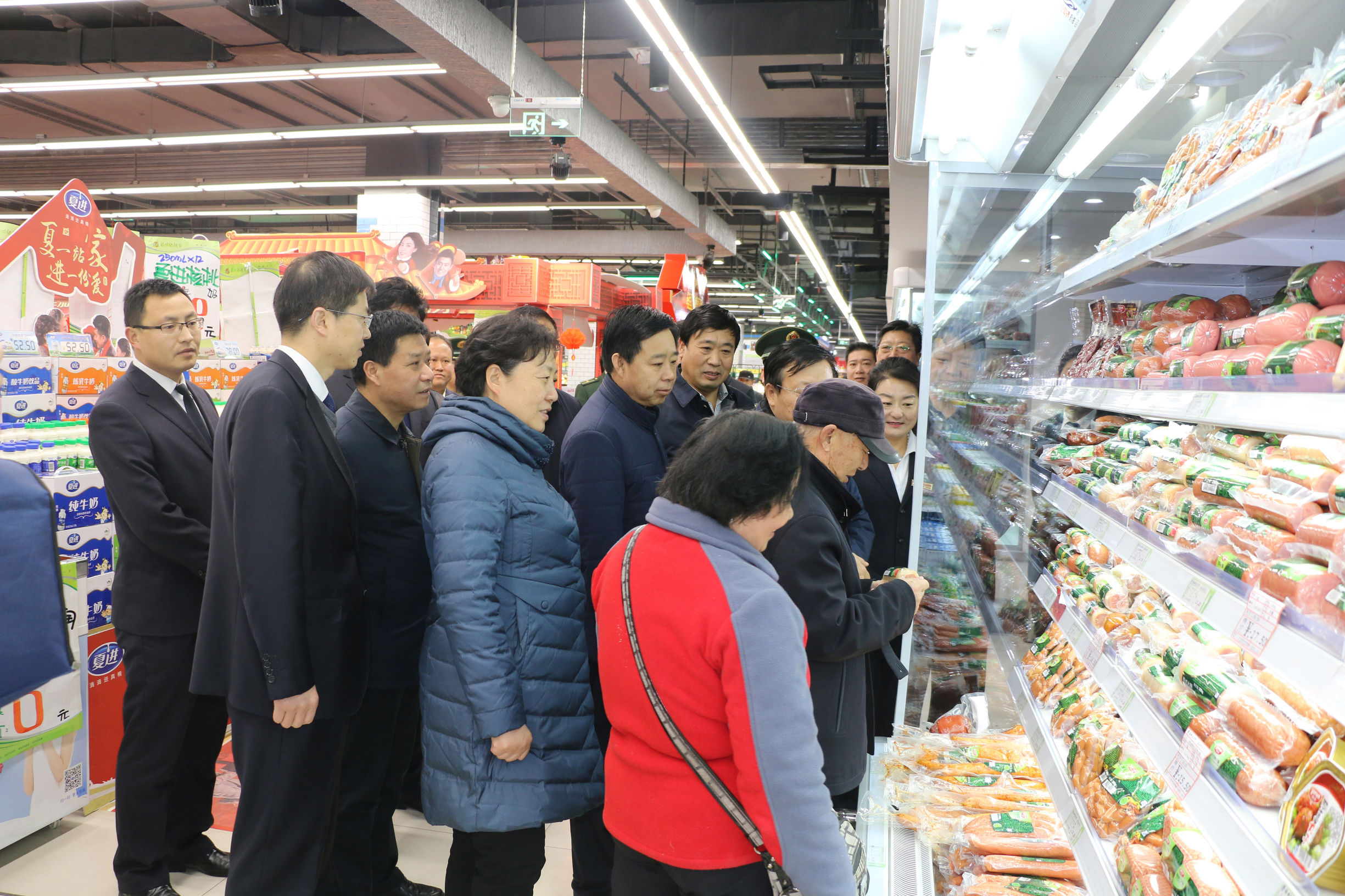 筑牢安全防線 護(hù)航新春佳節(jié)——市區(qū)主要領(lǐng)導(dǎo)帶隊(duì)開展節(jié)前食品安全與藥品零售專項(xiàng)檢查